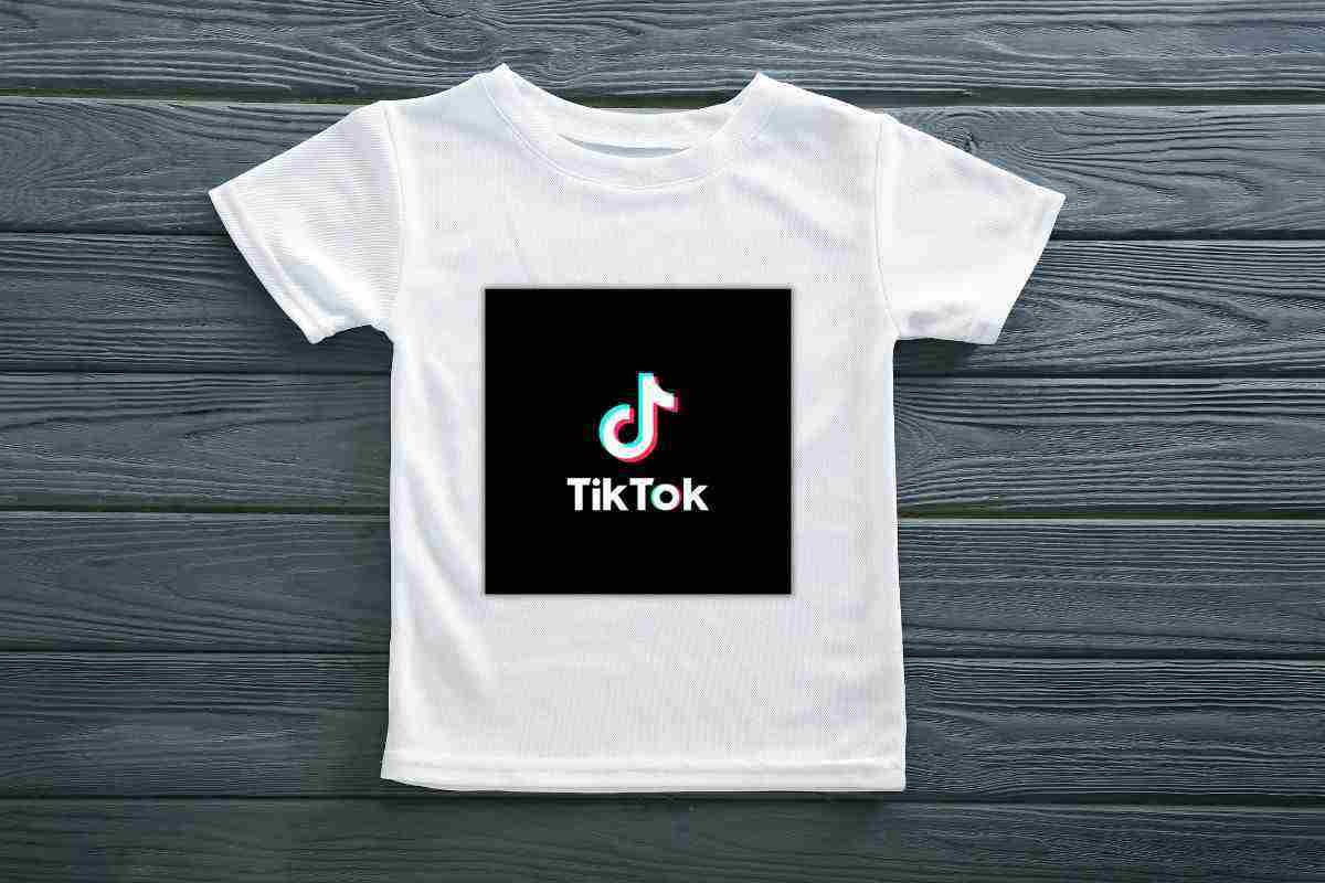 la teoria della maglietta bianca di TikTok