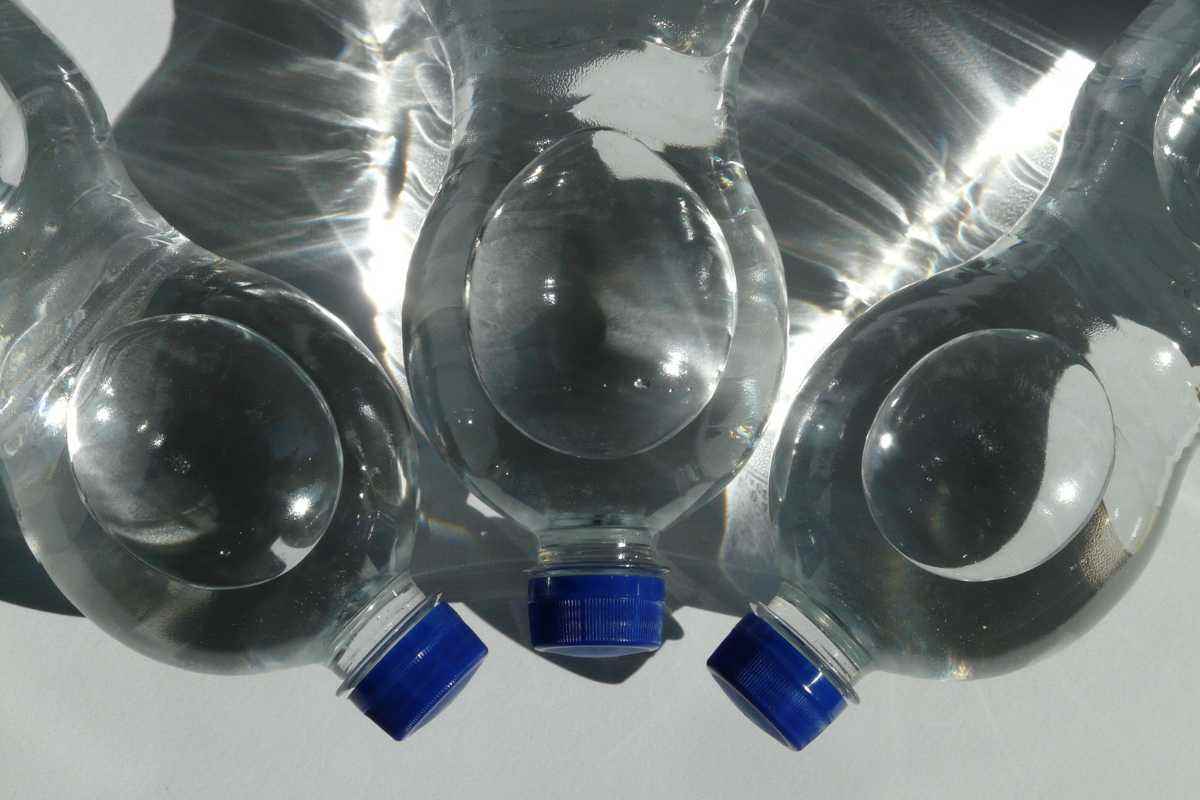 Bottiglie di plastica come versare l'acqua in maniera corretta