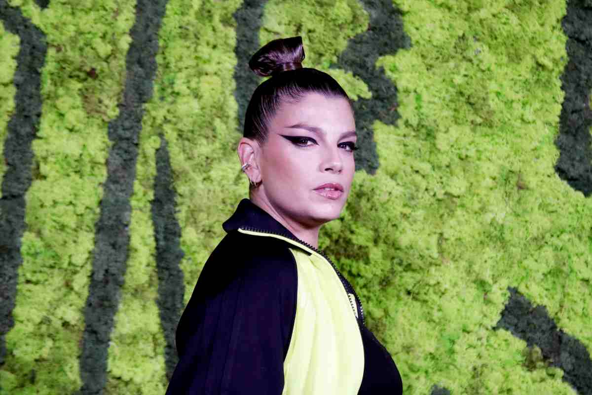 Emma Marrone compra i suo disco a chi non se lo può permettere