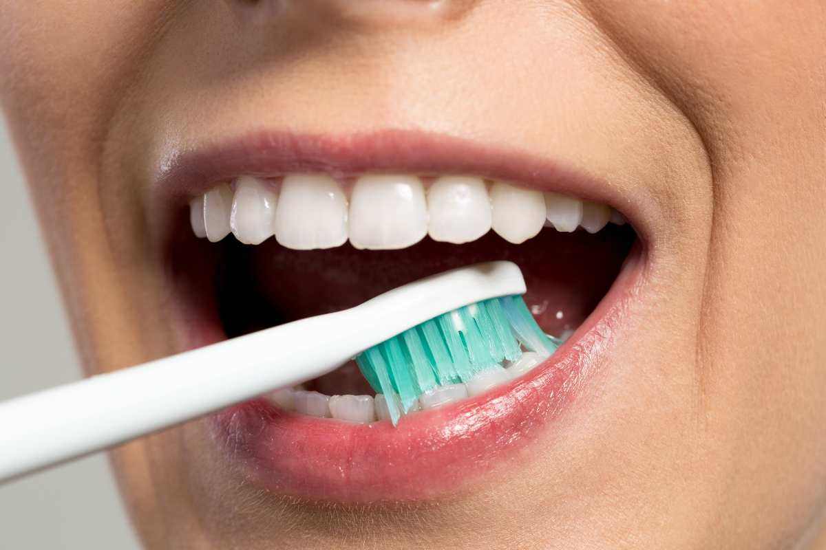 lavare i denti con spazzolino pulito 