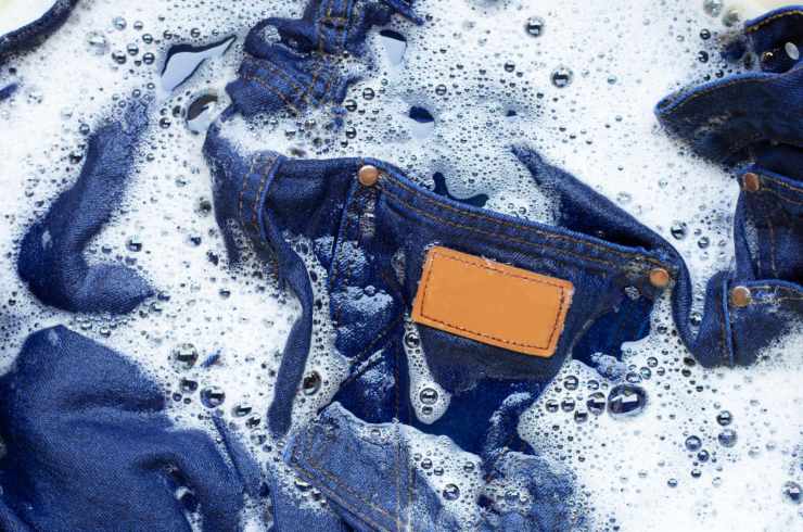 Il consiglio degli esperti su come lavare i jeans