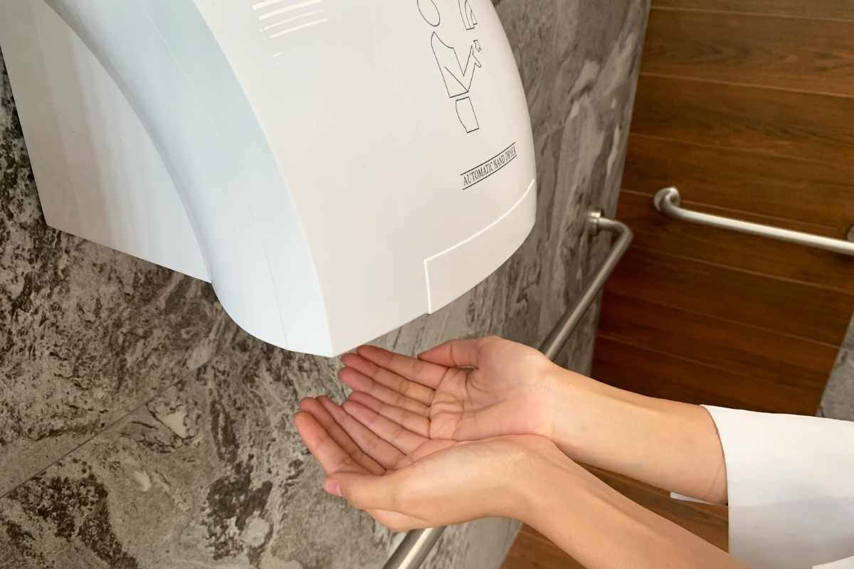 Asciugamano elettrico nei bagni pubblici: fai attenzione 