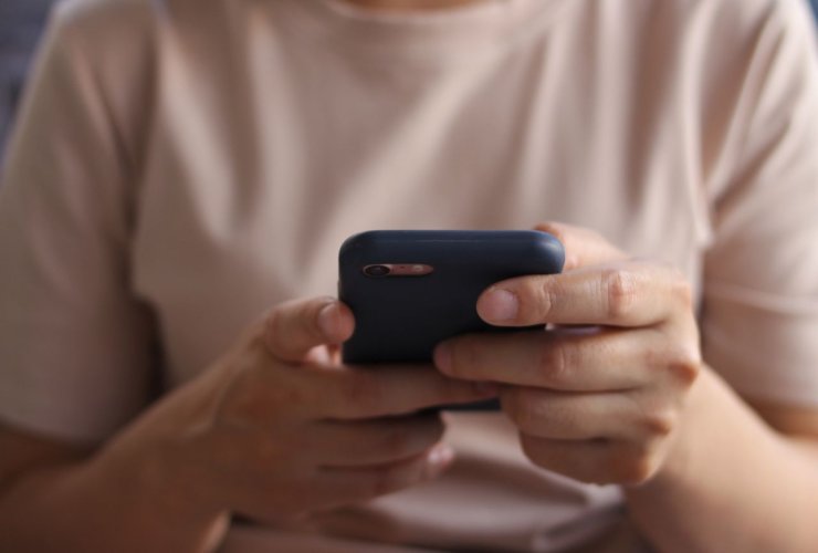 Il tuo cellulare ti spia? C'è un modo per difendersi: basta