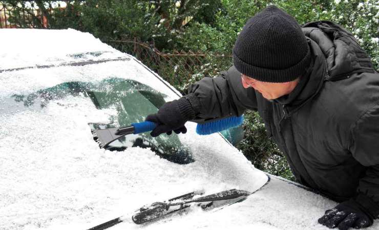 Come eliminare ghiaccio auto