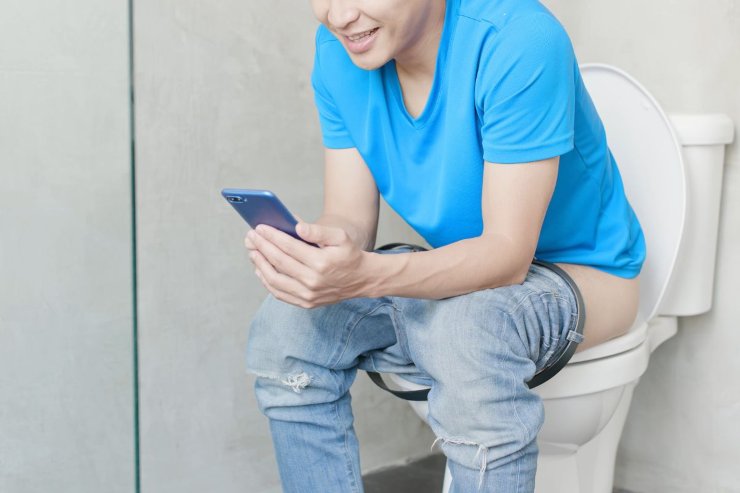 usare smartphone bagno pericoloso