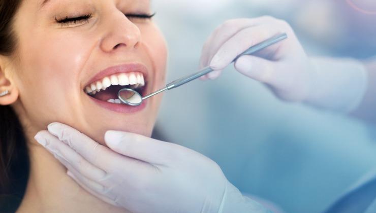 5 abitudini errate che danneggiano i tuoi denti