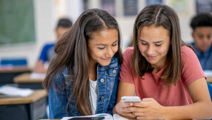 Nel Regno Unito, cellulari a scuola vietati fino a 16 anni