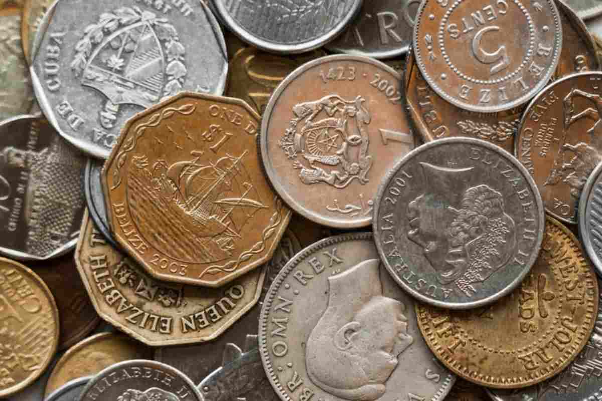 Le monete da migliaia di euro nascoste tra i cassetti