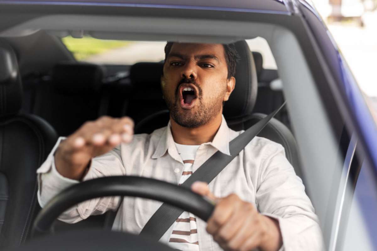 Offese al volante: quanto costa la mancanza di rispetto