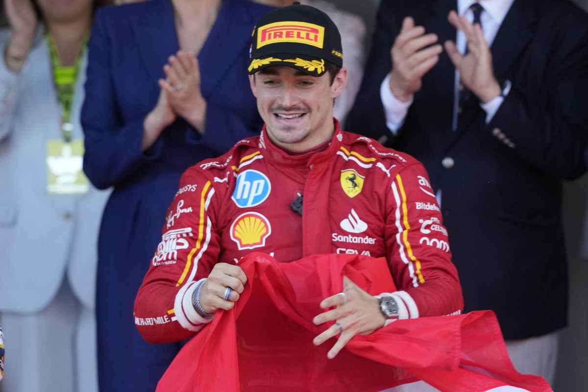 Leclerc regala il casco di Montecarlo al papà di Bianchi