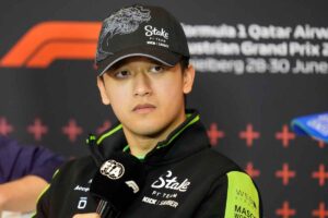 Insulti razzisti a Zhou e attacco a Bearman