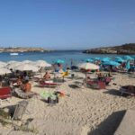 Spiaggia della Sicilia affollata di bagnanti