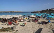 Spiaggia della Sicilia affollata di bagnanti