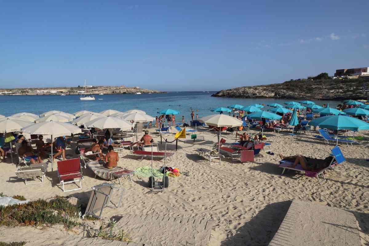 Spiaggia della Sicilia affollata di bagnanti