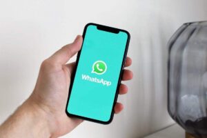 schermo smartphone con logo WhatsApp