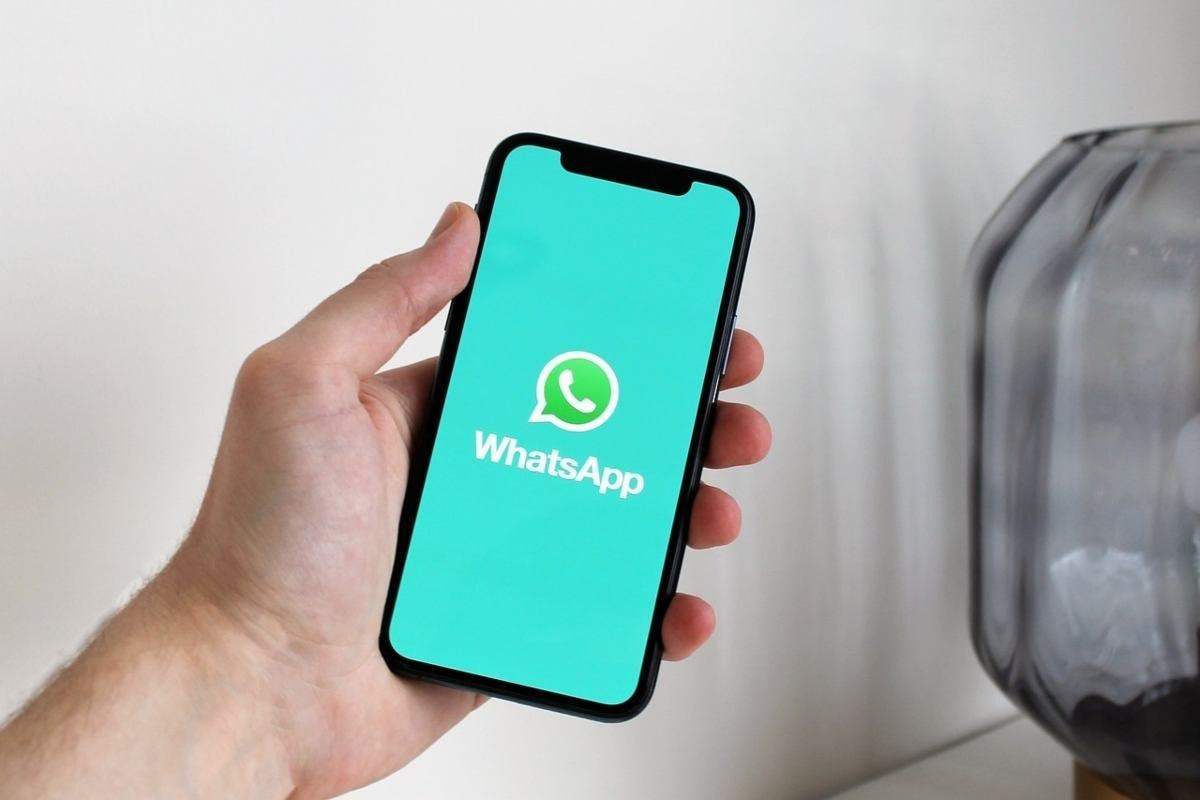 schermo smartphone con logo WhatsApp