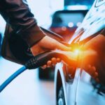 un'auto elettrica durante il rifornimento