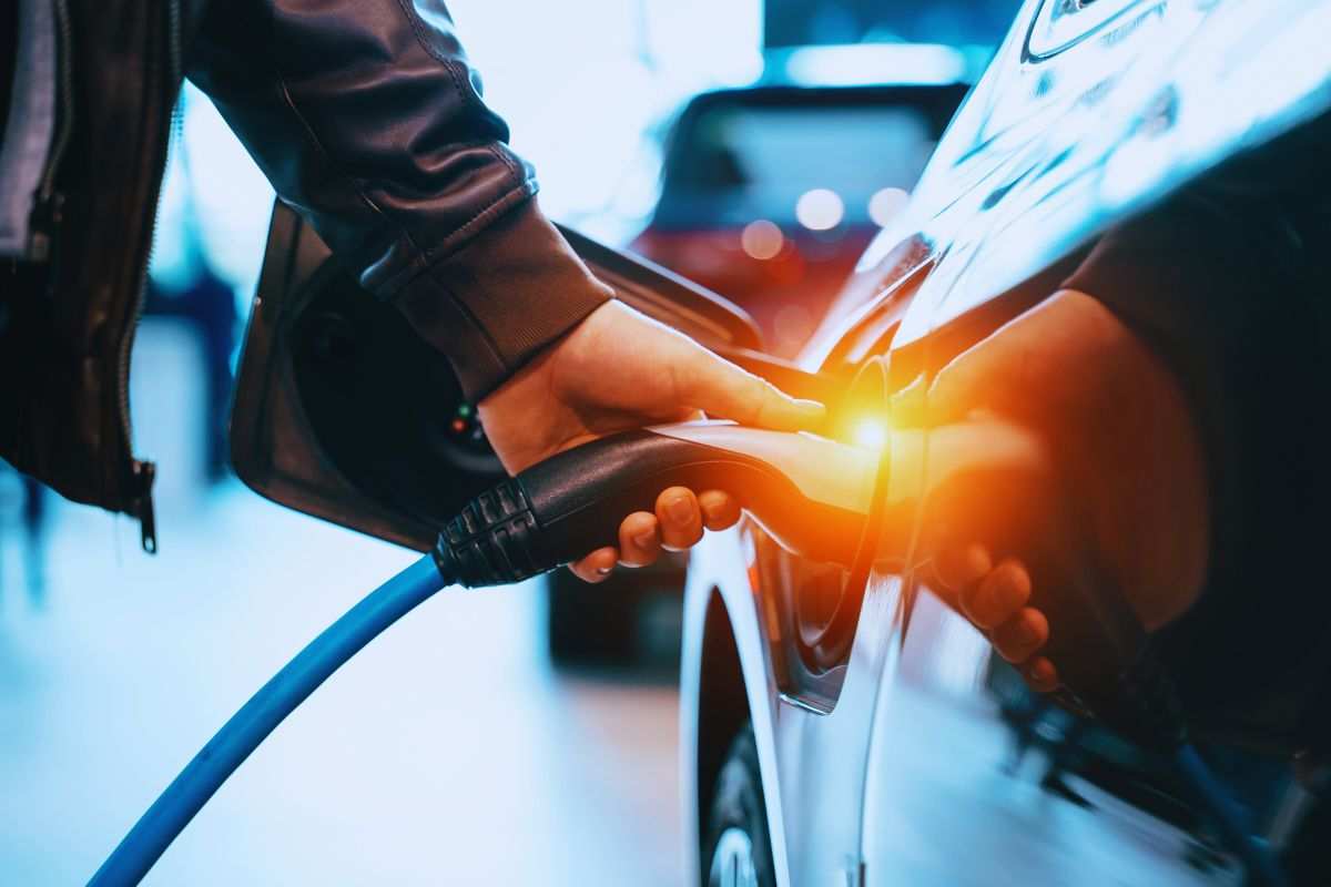 un'auto elettrica durante il rifornimento