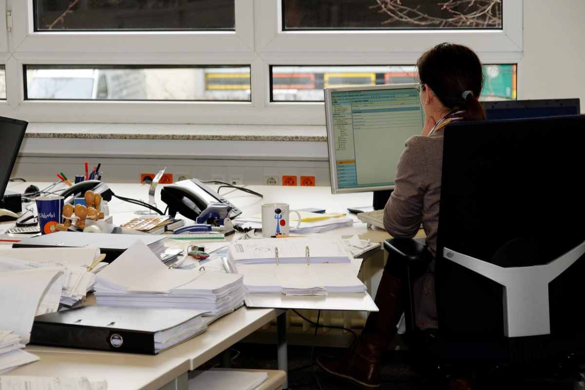 un'impiegata al lavoro in ufficio