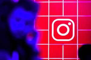 logo Instagram sullo sfondo, persona sfocata in primo piano