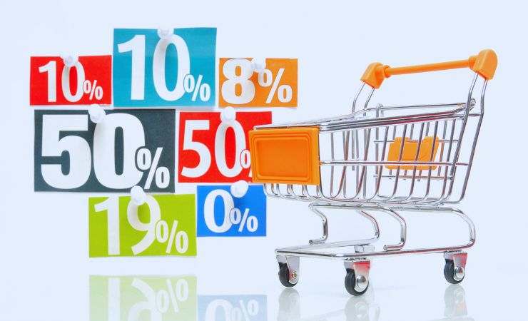 carrello della spesa e tanti cartelli percentuale
