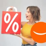 ragazza con una busta con sopra percentuale e logo amazon