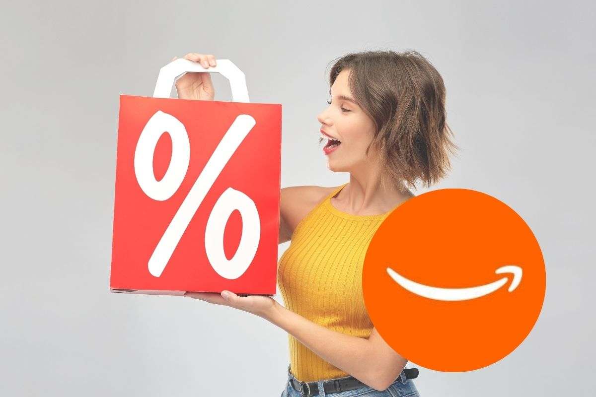 ragazza con una busta con sopra percentuale e logo amazon