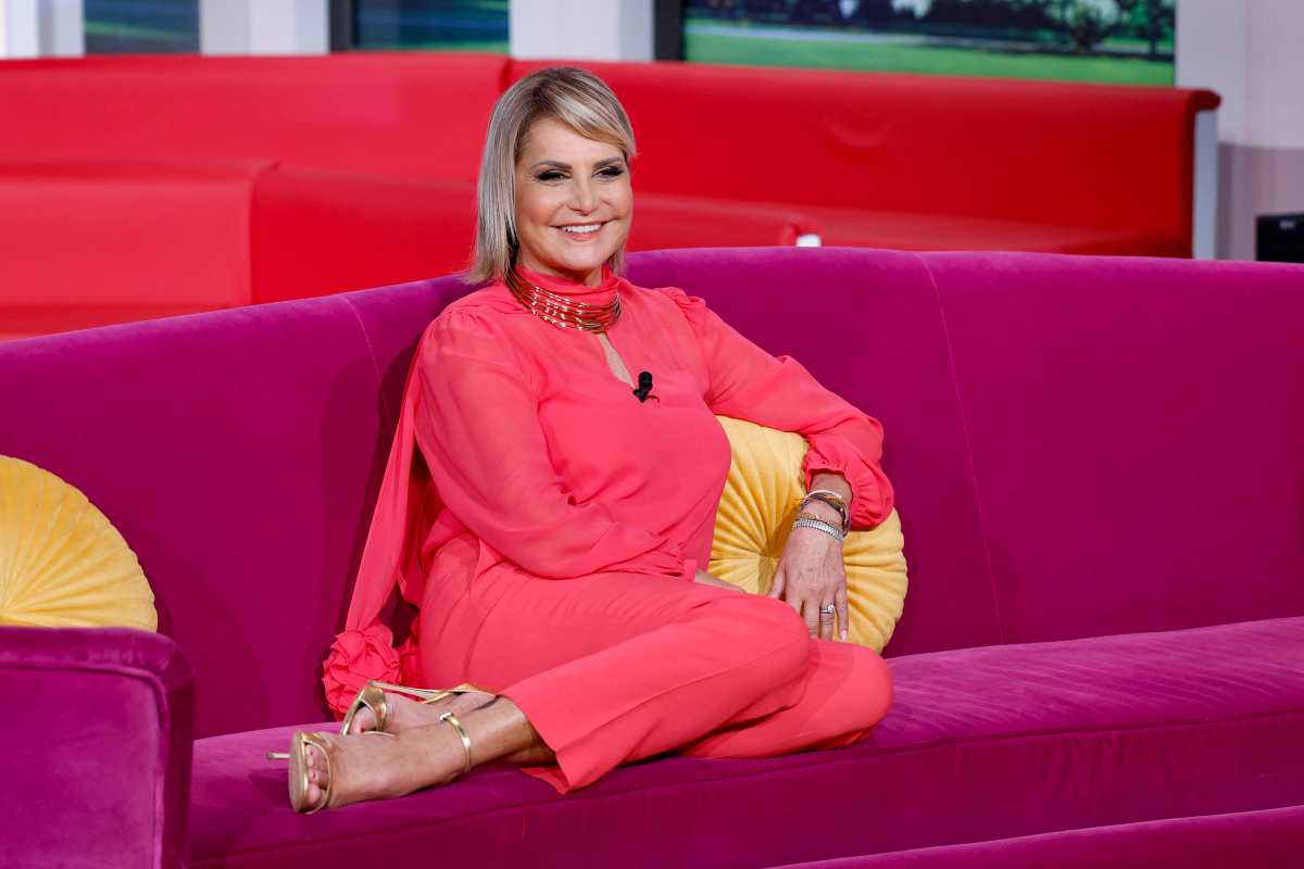 Simona Ventura seduta sul divano