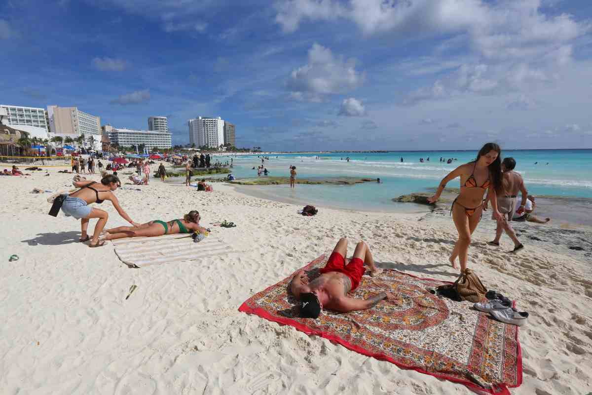 persone prendono il solo in spiaggia
