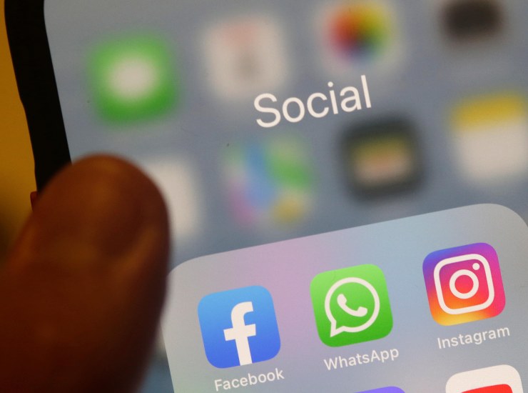 icone Facebook WhatsApp Instagram su schermo smartphone