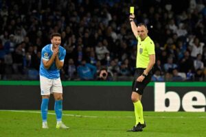 Rramhani ammonito in Napoli-Eintracht