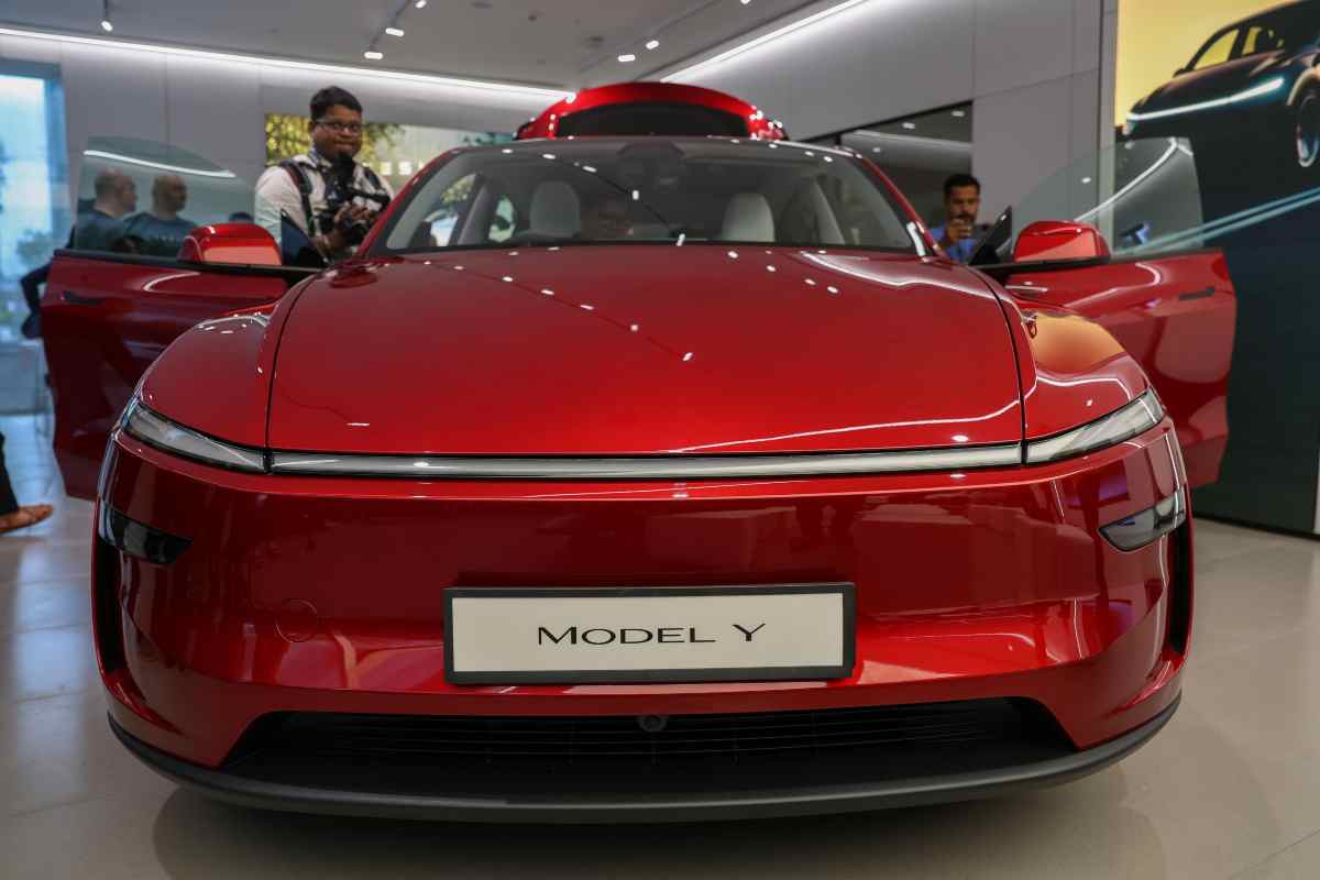 Tesla Model Y rossa vista di fronte