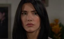 Steffy di Beautiful con espressione seria sul volto