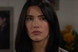 Steffy di Beautiful con espressione seria sul volto