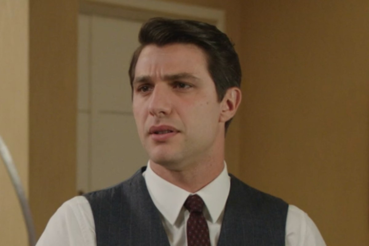 Marcello che parla con espressione seria