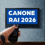 telecomando puntato alla TV e scritta