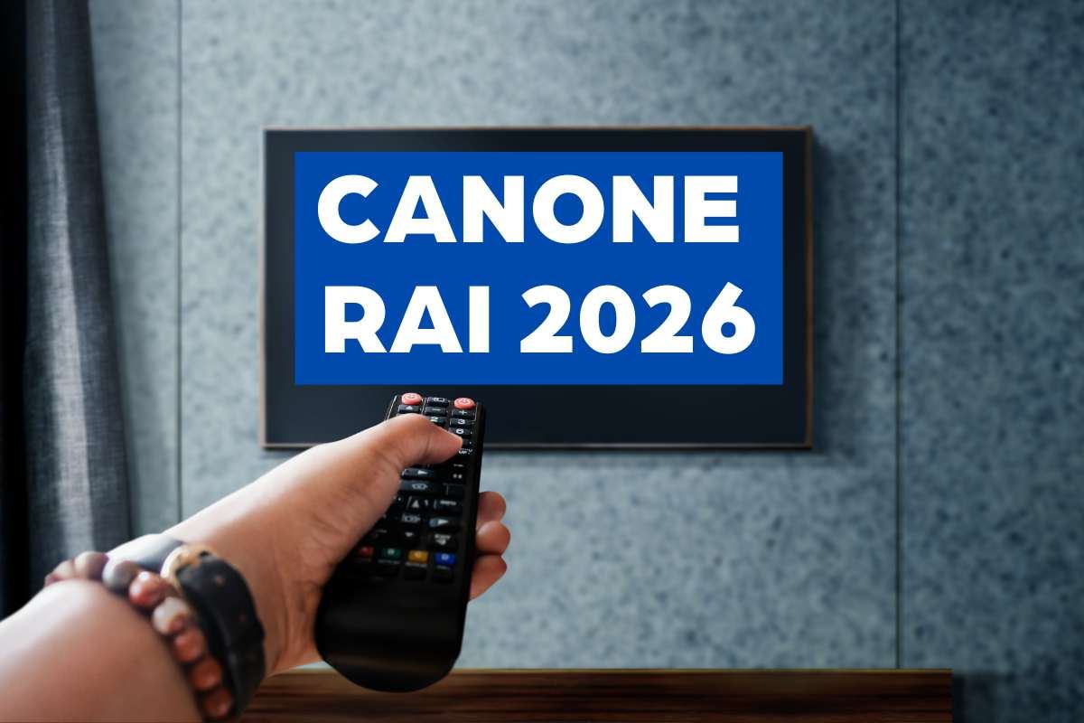 telecomando puntato alla TV e scritta