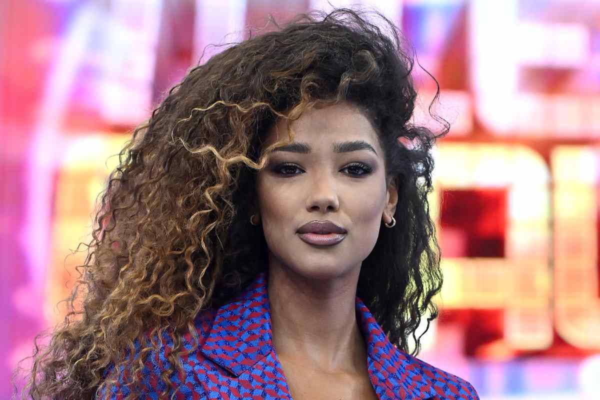 samira lui con sfondo la ruota della fortuna