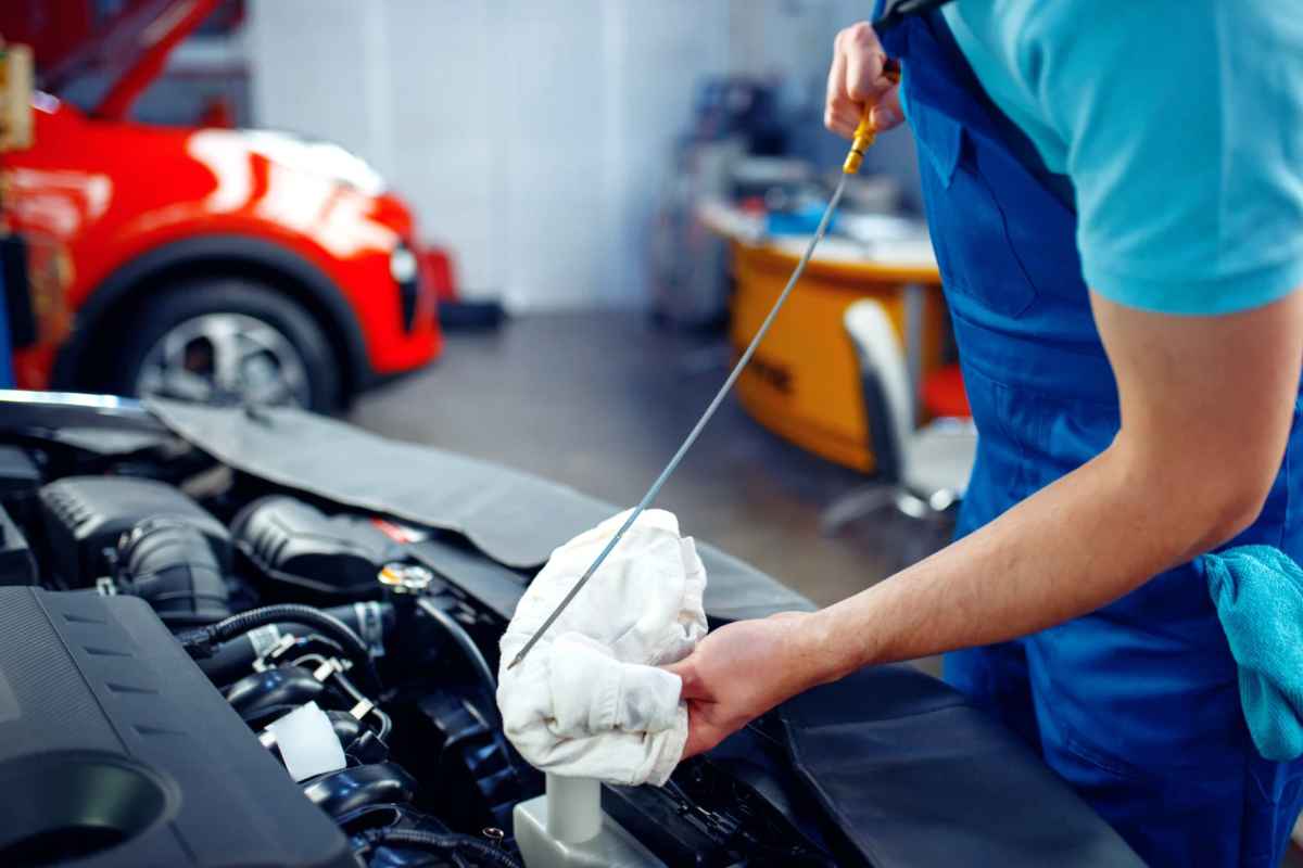 Meccanico verifica livello olio auto