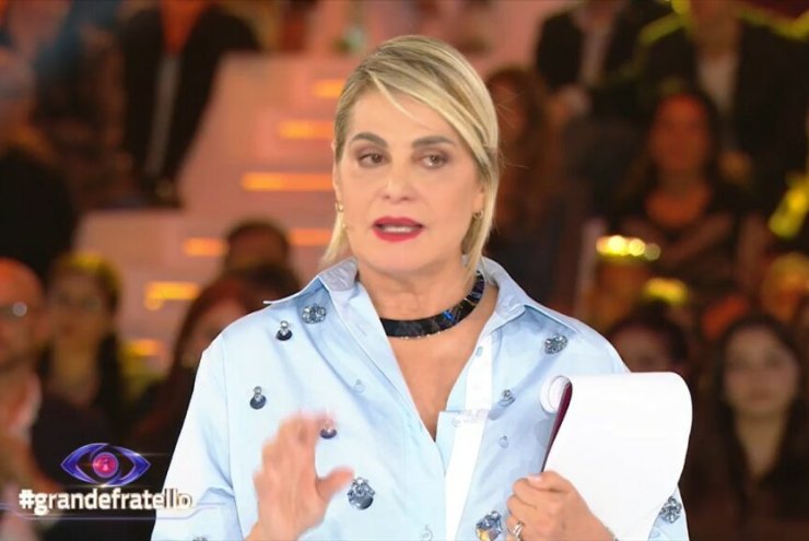 simona ventura mentre parla al GF