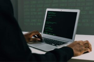 Hacker che sa usando un pc