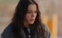 Melek de la notte nel cuore con le lacrime agli occhi che guarda verso il basso