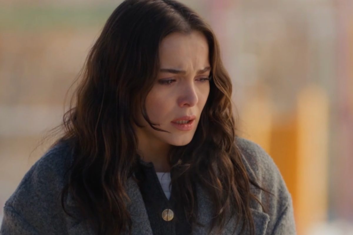 Melek de la notte nel cuore con le lacrime agli occhi che guarda verso il basso