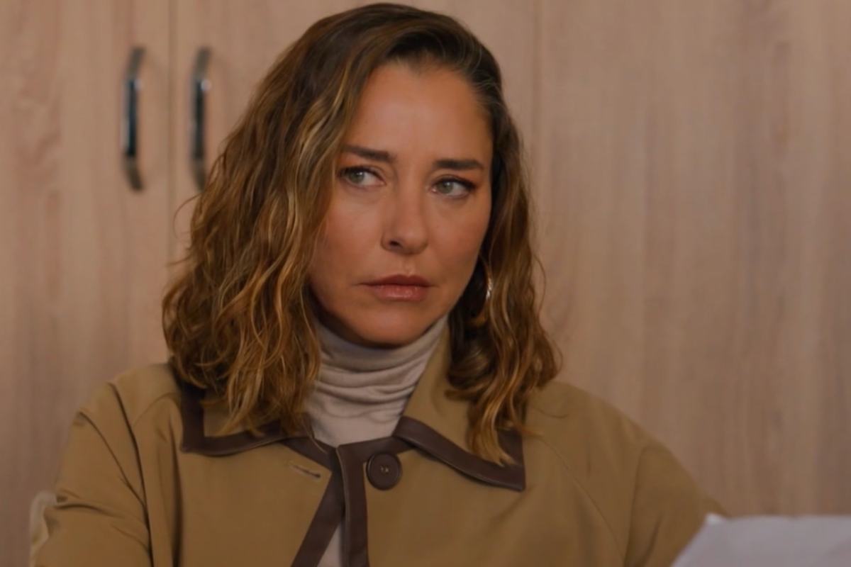 Sumru con espressione seria che guarda di lato