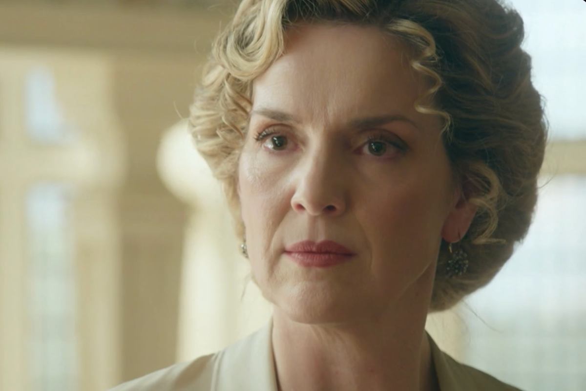 Cruz de la Promessa con espressione seria