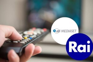 telecomando puntato alla tv e loghi rai e mediaset