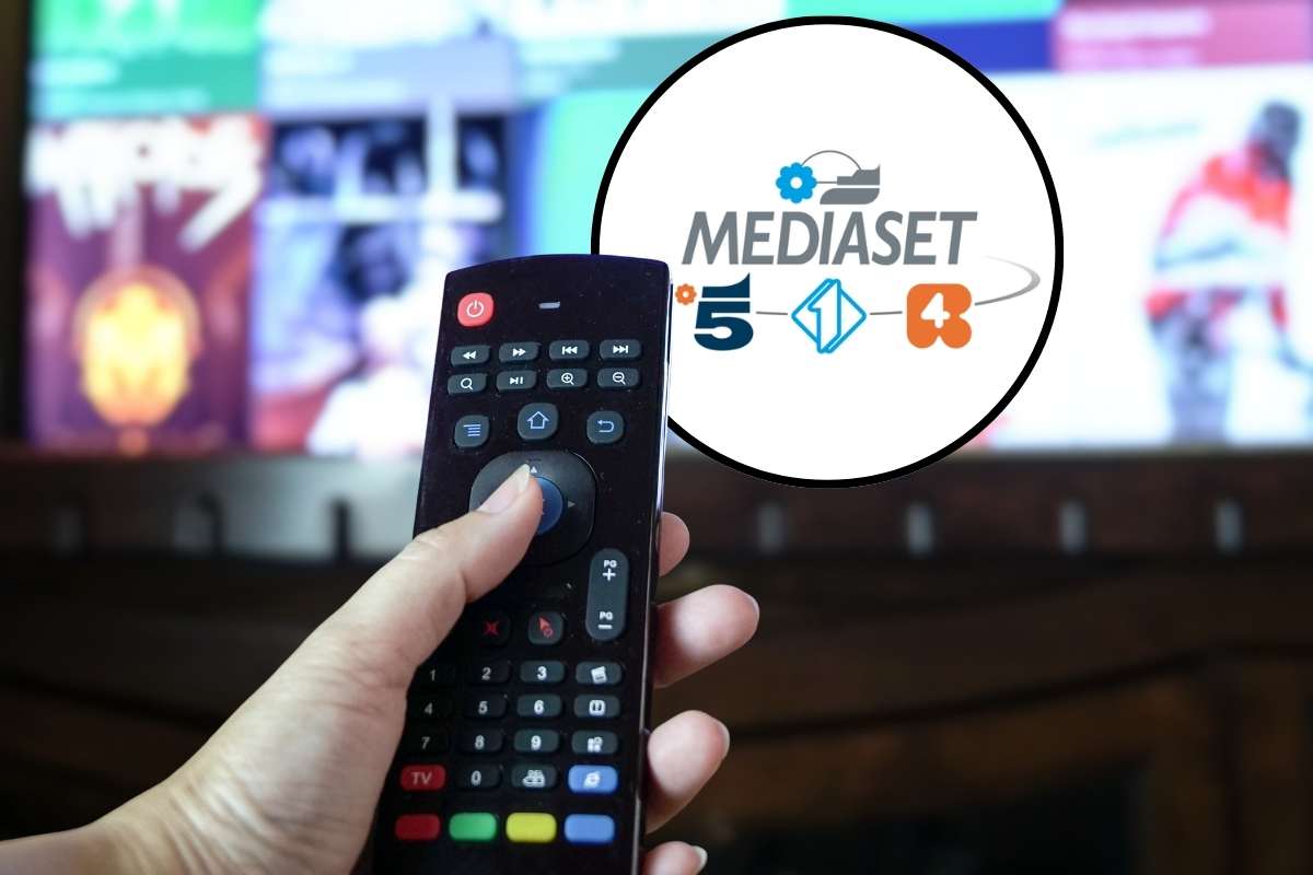 telecomando puntato alla TV e logo mediaset