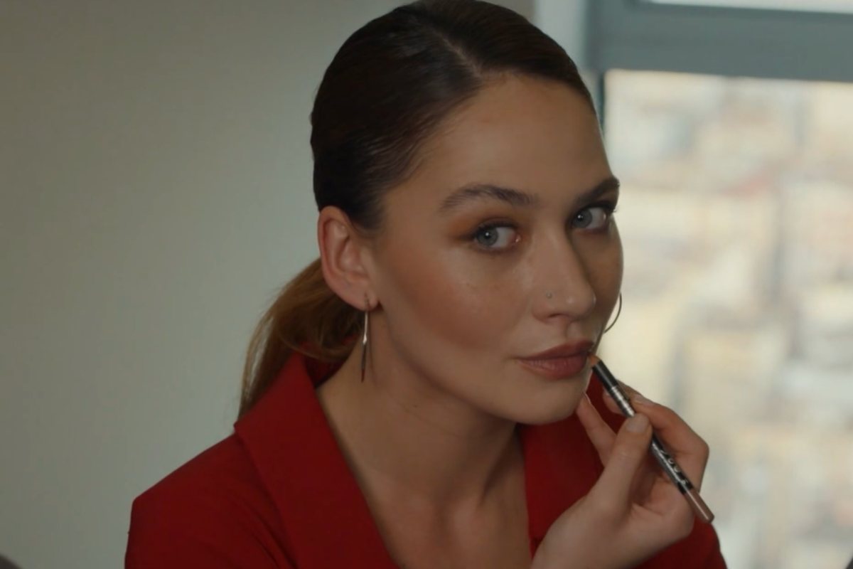 Ipek di tradimento che si trucca con rossetto