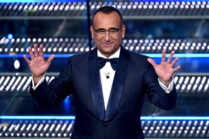 Carlo Conti con le bracce aperte