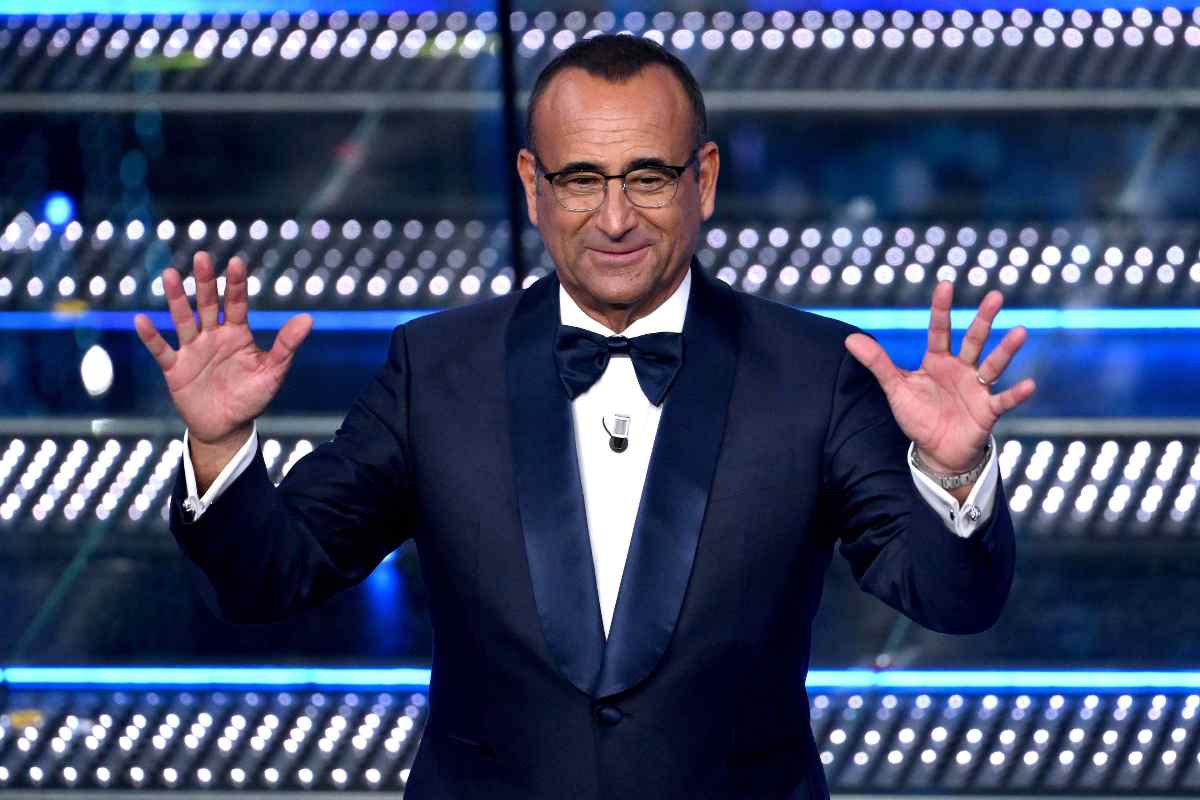 Carlo Conti con le bracce aperte